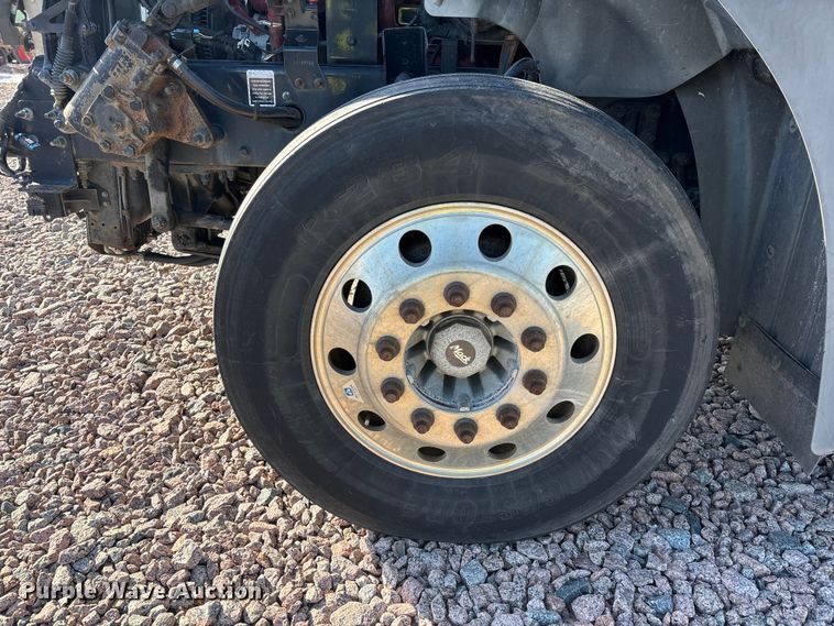 image for item YA2285 2016 Mack CXU613 semi truck