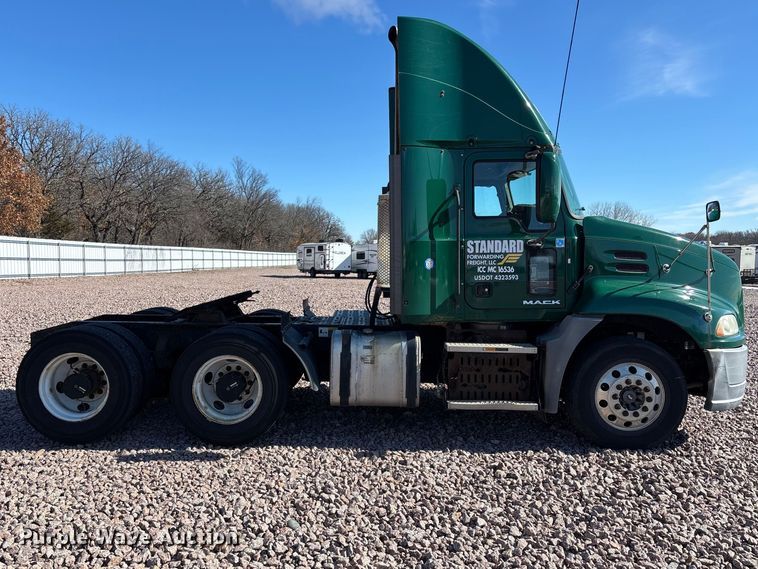 image for item YA2286 2016 Mack CXU613 semi truck