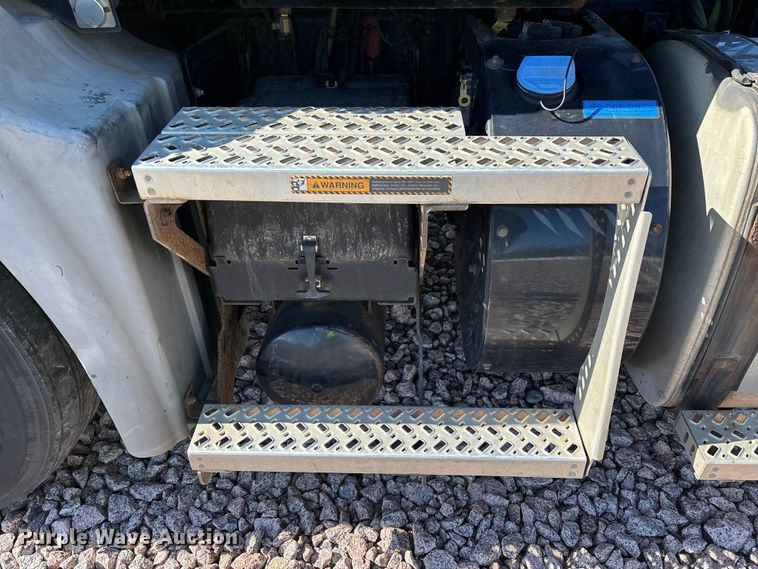 image for item YA2286 2016 Mack CXU613 semi truck