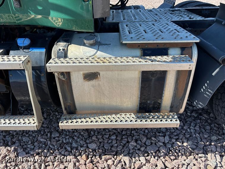 image for item YA2286 2016 Mack CXU613 semi truck