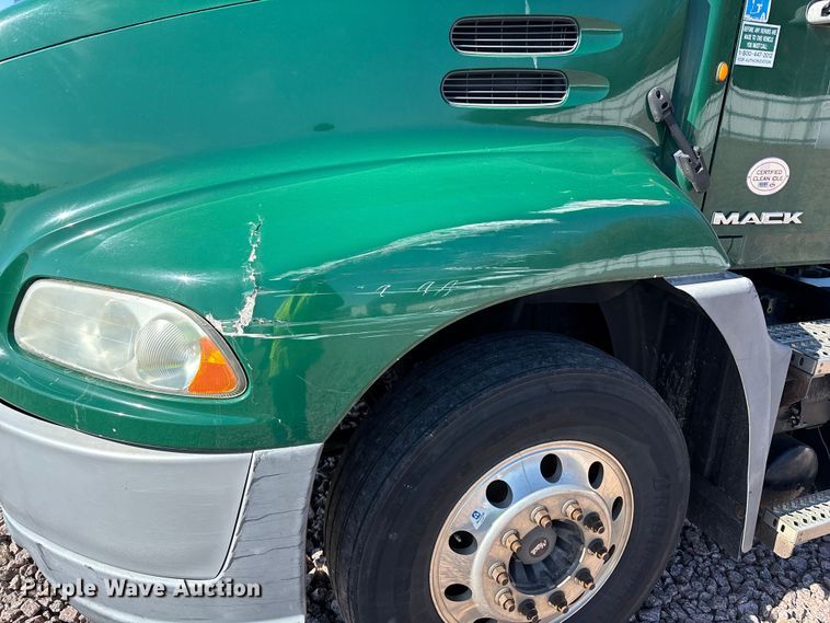 image for item YA2286 2016 Mack CXU613 semi truck