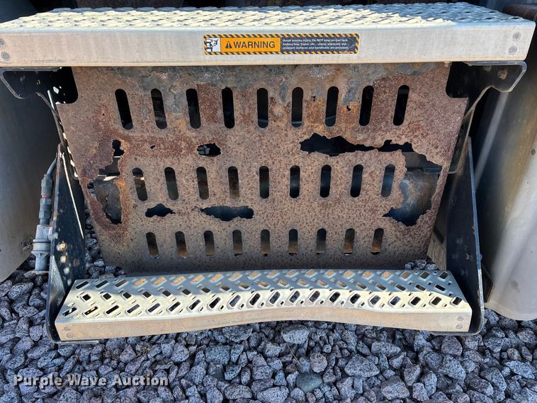 image for item YA2286 2016 Mack CXU613 semi truck