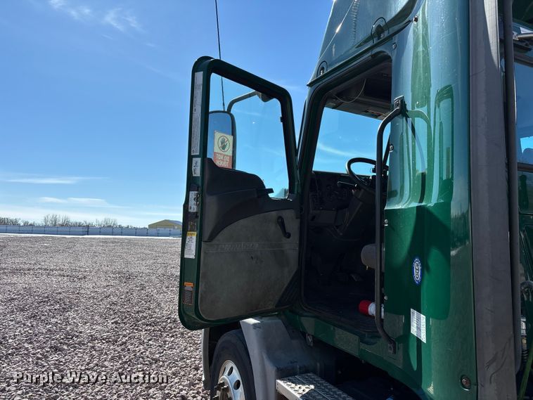 image for item YA2286 2016 Mack CXU613 semi truck