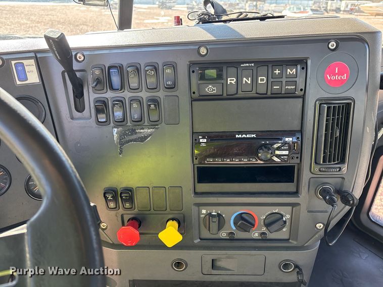 image for item YA2286 2016 Mack CXU613 semi truck