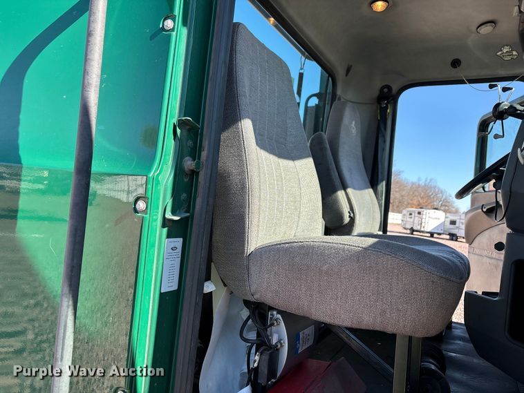 image for item YA2286 2016 Mack CXU613 semi truck