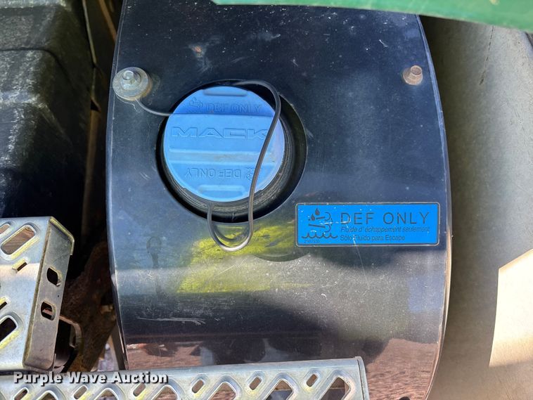 image for item YA2286 2016 Mack CXU613 semi truck