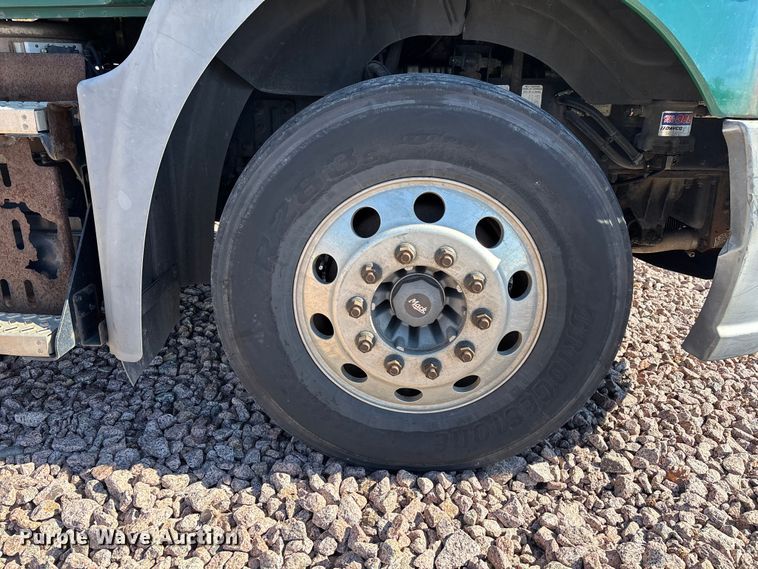 image for item YA2286 2016 Mack CXU613 semi truck