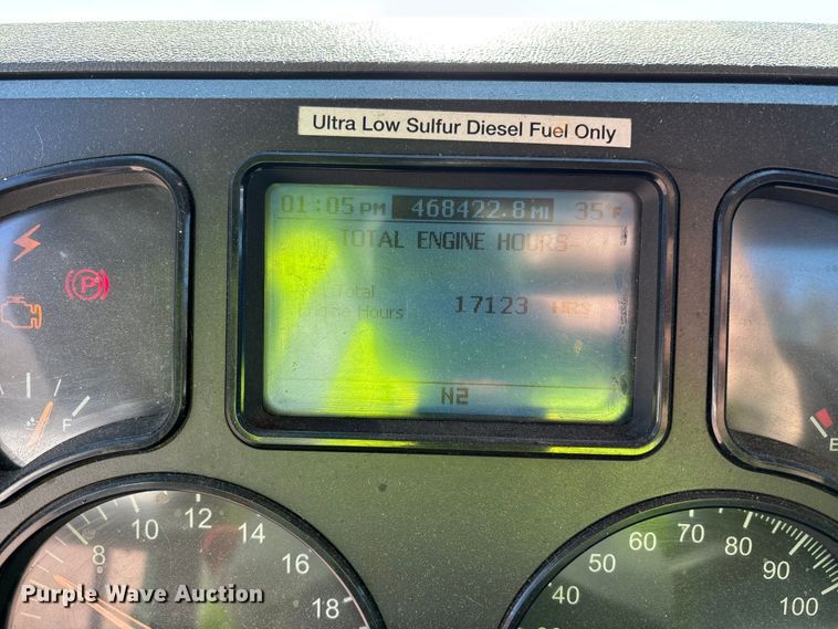 image for item YA2286 2016 Mack CXU613 semi truck