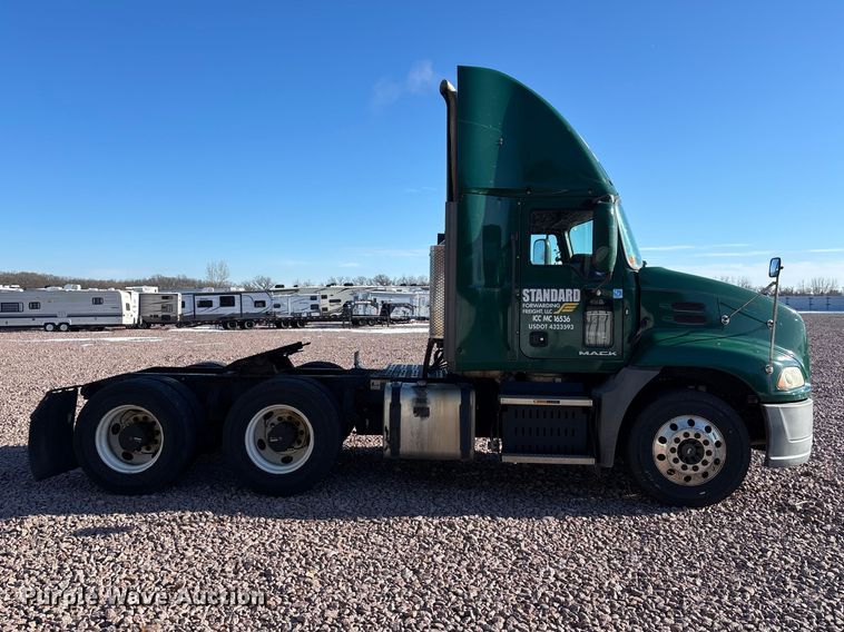 image for item YA2287 2016 Mack CXU613 semi truck