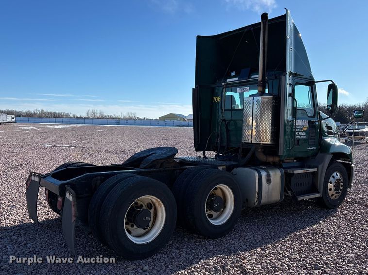 image for item YA2287 2016 Mack CXU613 semi truck