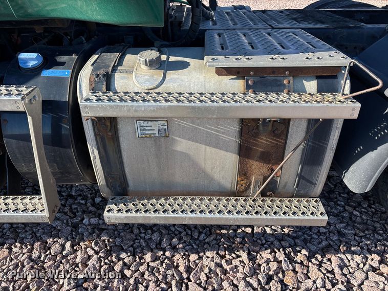 image for item YA2287 2016 Mack CXU613 semi truck