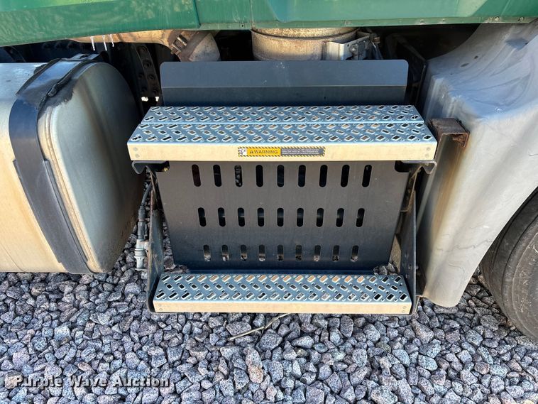 image for item YA2287 2016 Mack CXU613 semi truck