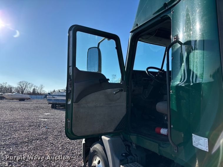 image for item YA2287 2016 Mack CXU613 semi truck