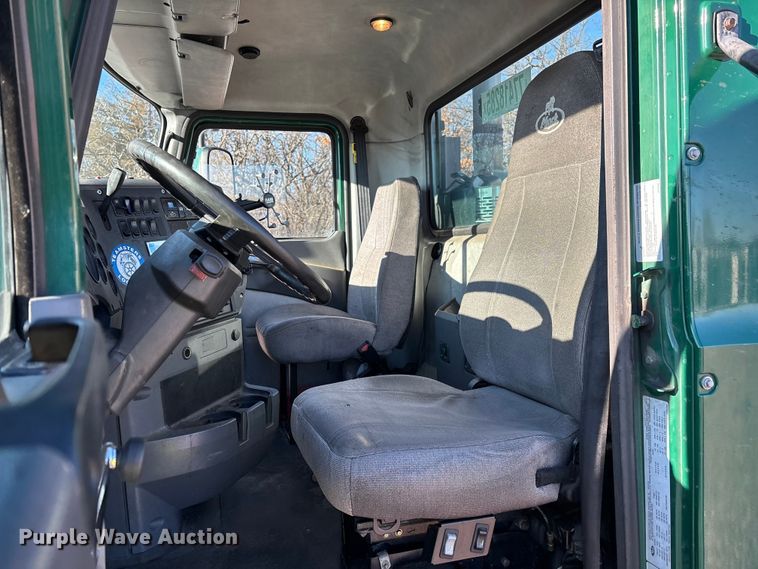 image for item YA2287 2016 Mack CXU613 semi truck