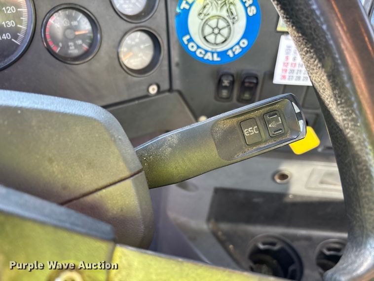 image for item YA2287 2016 Mack CXU613 semi truck