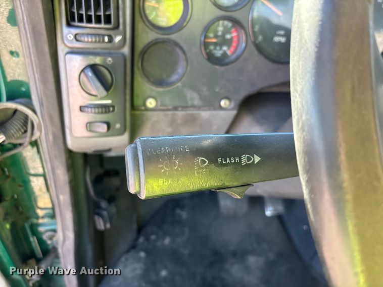 image for item YA2287 2016 Mack CXU613 semi truck