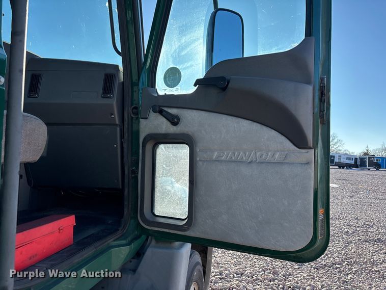 image for item YA2287 2016 Mack CXU613 semi truck