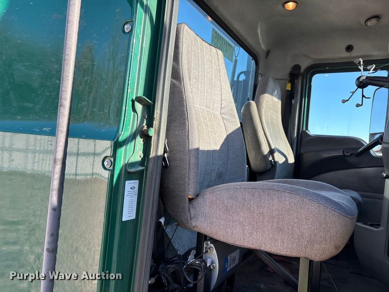 image for item YA2287 2016 Mack CXU613 semi truck