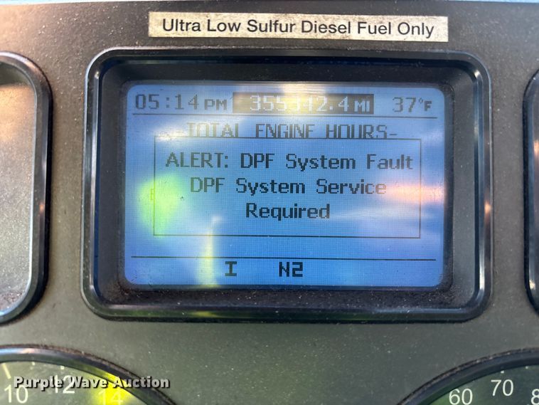 image for item YA2287 2016 Mack CXU613 semi truck