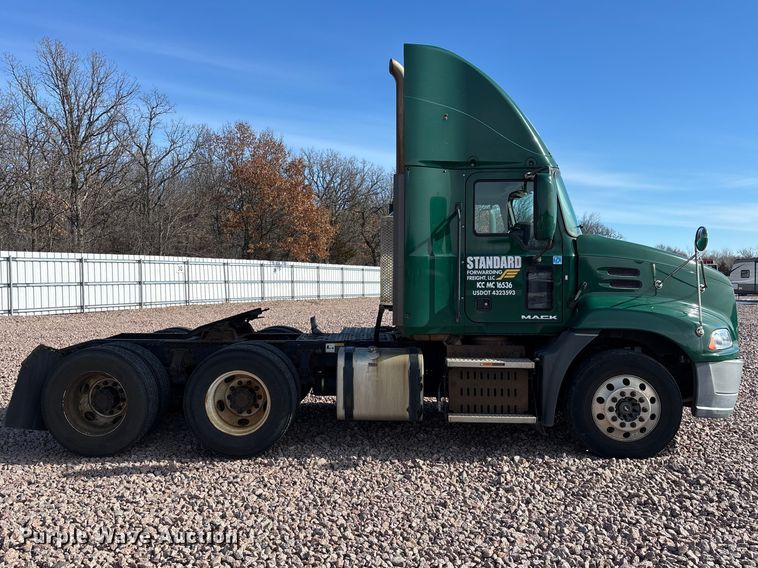 image for item YA2288 2016 Mack CXU613 semi truck