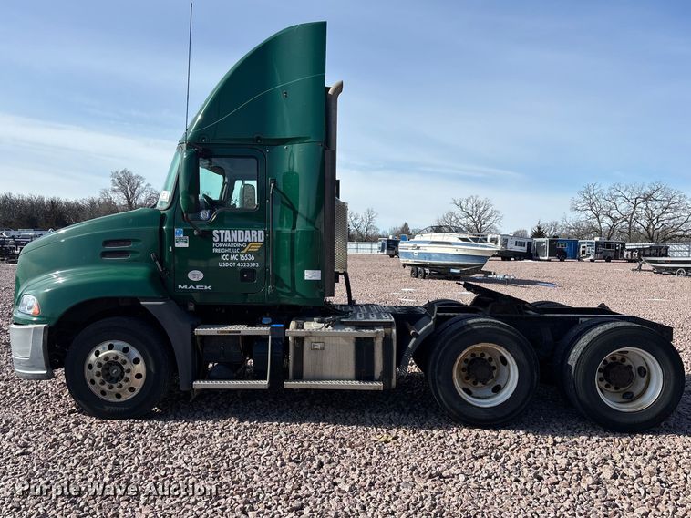 image for item YA2288 2016 Mack CXU613 semi truck