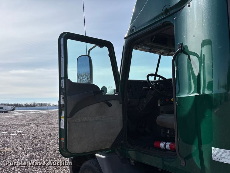 image for item YA2288 2016 Mack CXU613 semi truck