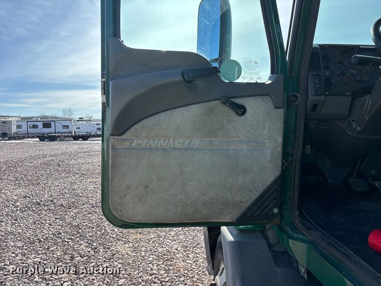 image for item YA2288 2016 Mack CXU613 semi truck