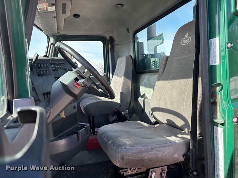 image for item YA2288 2016 Mack CXU613 semi truck