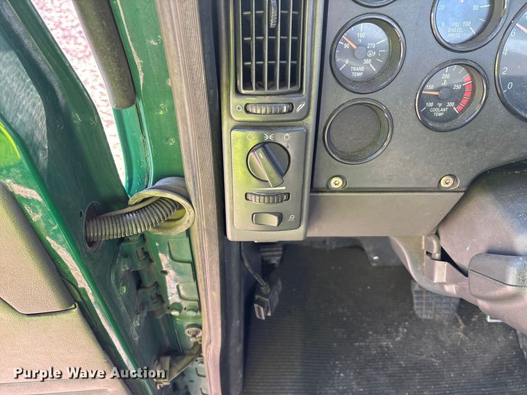 image for item YA2288 2016 Mack CXU613 semi truck