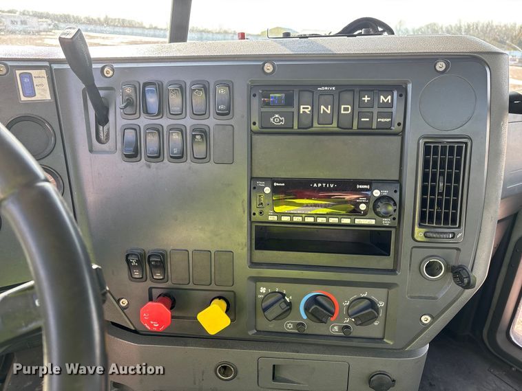 image for item YA2288 2016 Mack CXU613 semi truck