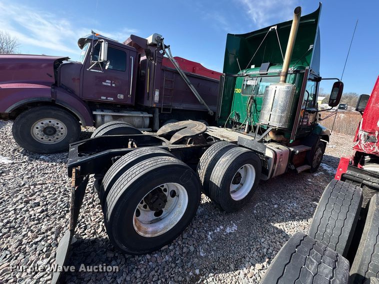 image for item YA2289 2016 Mack CXU613 semi truck