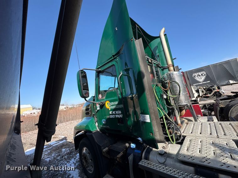 image for item YA2289 2016 Mack CXU613 semi truck