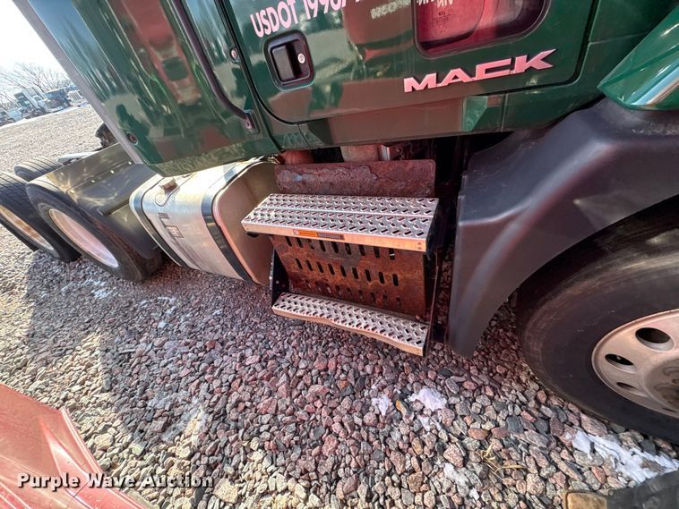 image for item YA2289 2016 Mack CXU613 semi truck