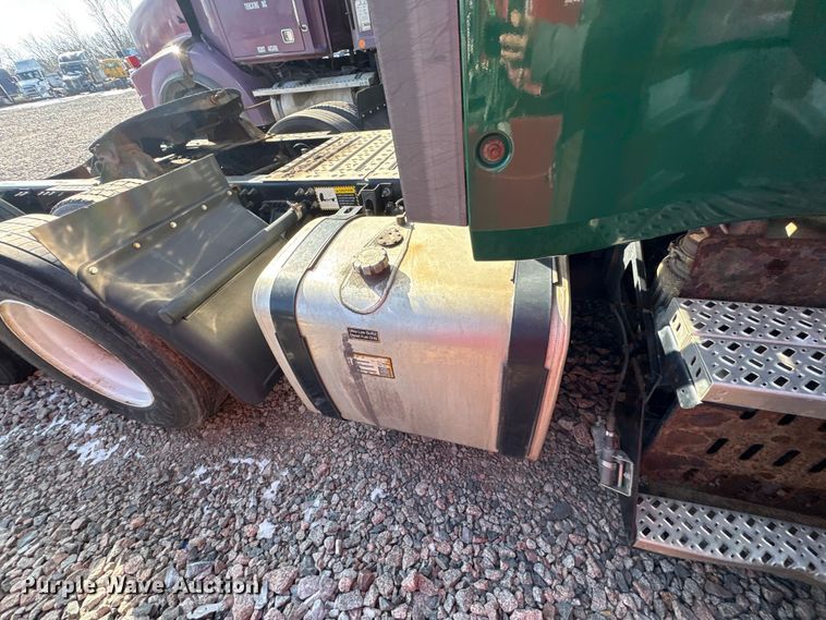 image for item YA2289 2016 Mack CXU613 semi truck