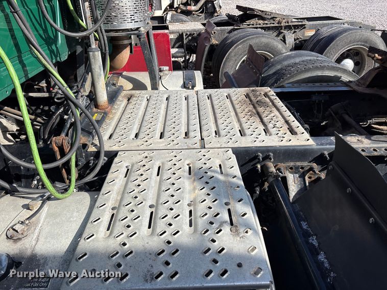 image for item YA2289 2016 Mack CXU613 semi truck