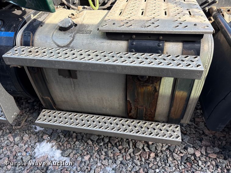 image for item YA2289 2016 Mack CXU613 semi truck