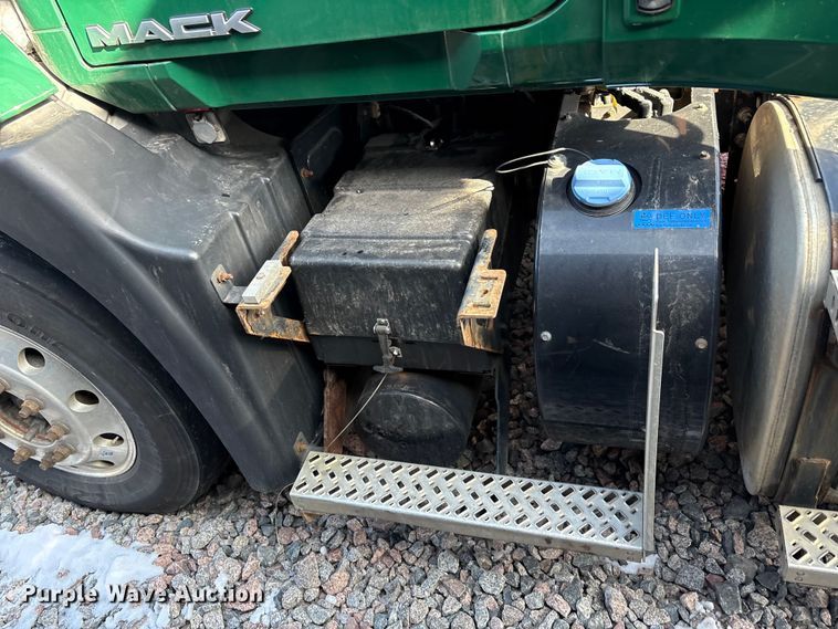 image for item YA2289 2016 Mack CXU613 semi truck