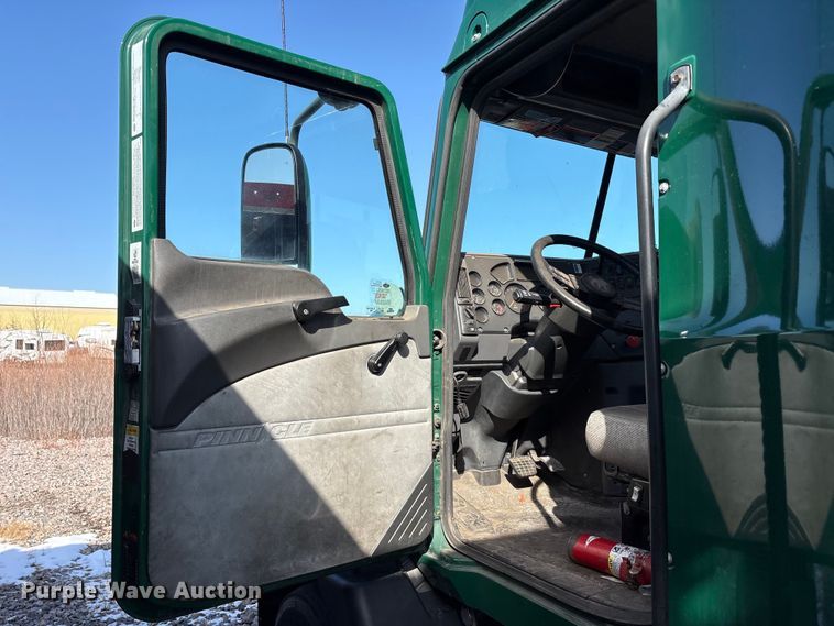 image for item YA2289 2016 Mack CXU613 semi truck