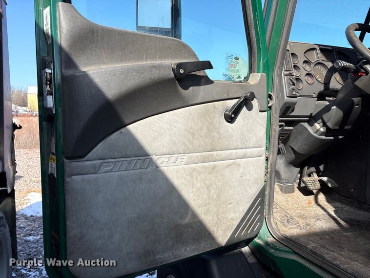 image for item YA2289 2016 Mack CXU613 semi truck