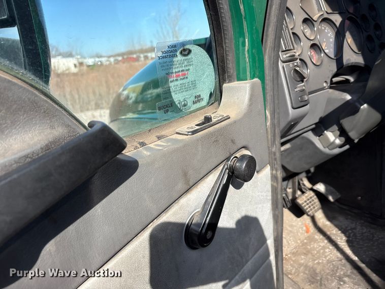 image for item YA2289 2016 Mack CXU613 semi truck