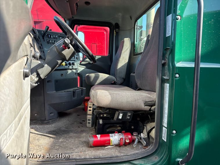 image for item YA2289 2016 Mack CXU613 semi truck