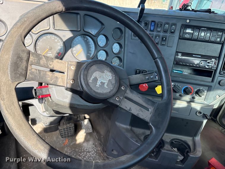 image for item YA2289 2016 Mack CXU613 semi truck