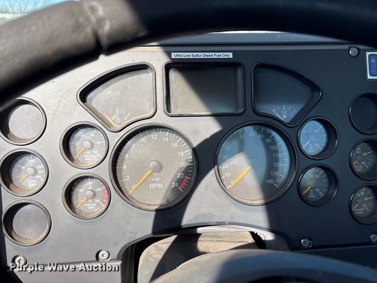 image for item YA2289 2016 Mack CXU613 semi truck