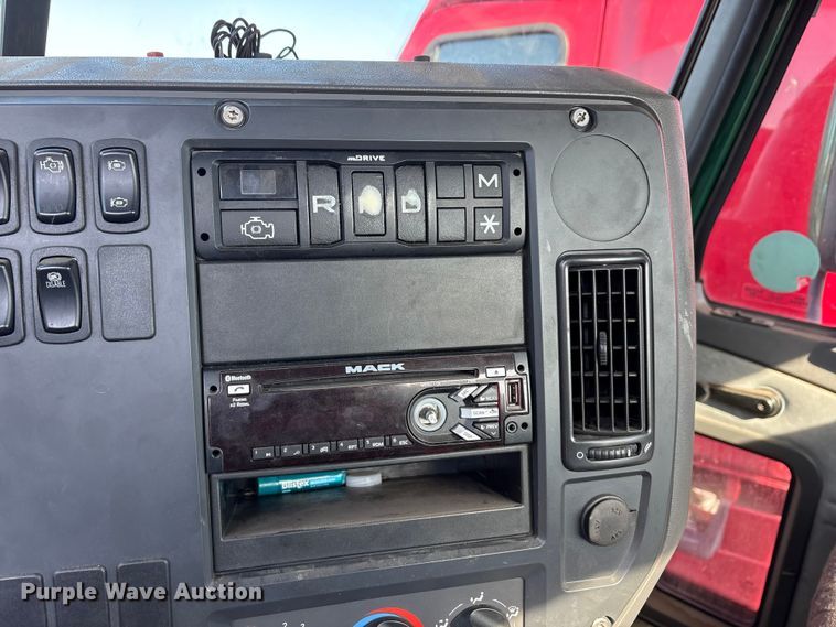 image for item YA2289 2016 Mack CXU613 semi truck