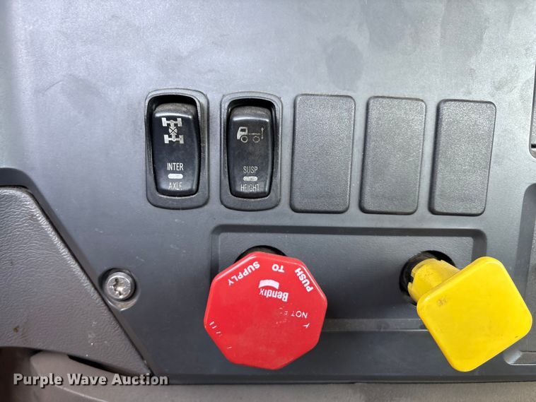 image for item YA2289 2016 Mack CXU613 semi truck