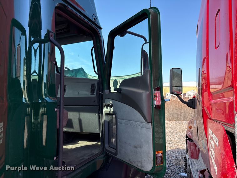 image for item YA2289 2016 Mack CXU613 semi truck