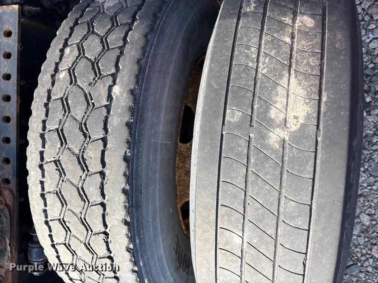 image for item YA2289 2016 Mack CXU613 semi truck