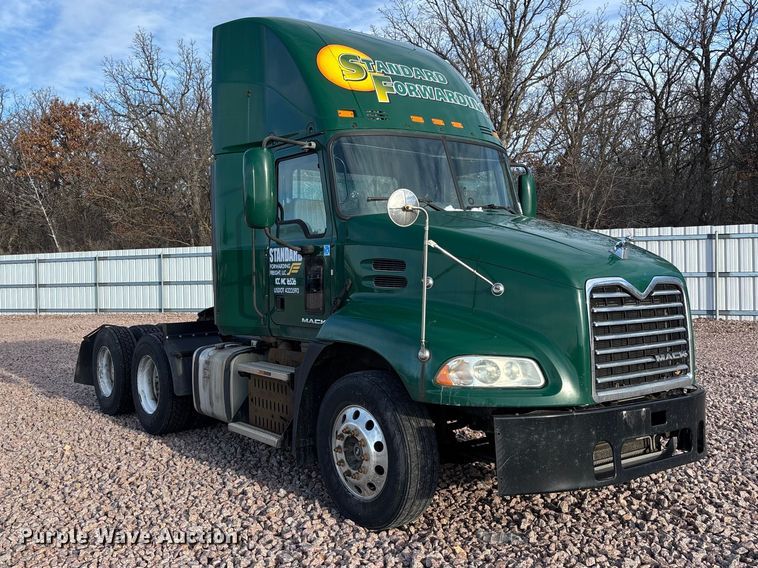 image for item YA2290 2016 Mack CXU613 semi truck