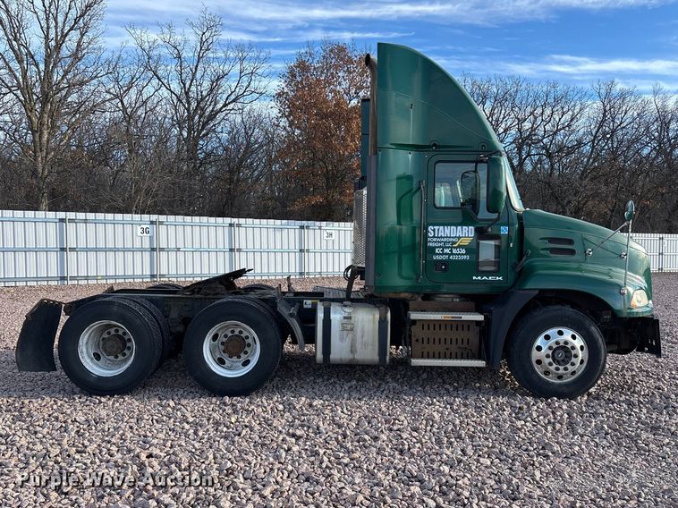 image for item YA2290 2016 Mack CXU613 semi truck