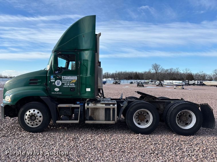 image for item YA2290 2016 Mack CXU613 semi truck